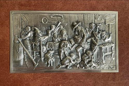 Verzilverde plaquette in reliëf scene uit een kroeg, Antiek en Kunst, Antiek | Goud en Zilver, Zilver, Ophalen of Verzenden