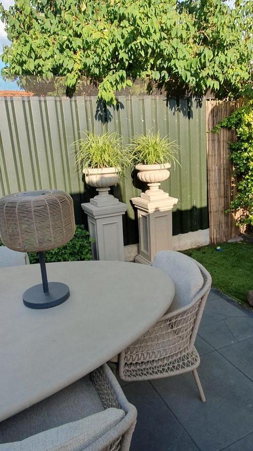 Unieke & sierlijke italiaanse betonnen bloempotten & zuilen, Tuin en Terras, Bloempotten, Nieuw, Beton, Binnen, Balkon, Tuin, 40 tot 70 cm