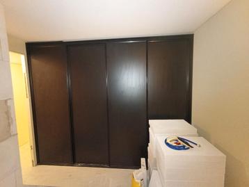 Ruime kledingkast met schuifdeuren