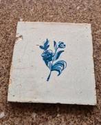 Antieke 17e-eeuwse blauw-witte tegel met bloemmotief, Ophalen of Verzenden