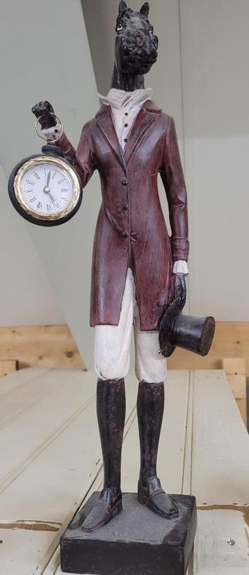 Paard met klokje beschikbaar voor biedingen