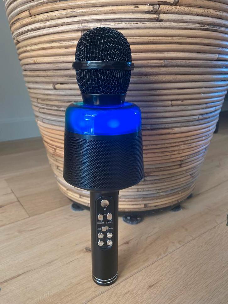 Geweldigen karaoke microfoon met belichting en een speaker, Muziek en Instrumenten, Microfoons, Zo goed als nieuw, Zangmicrofoon