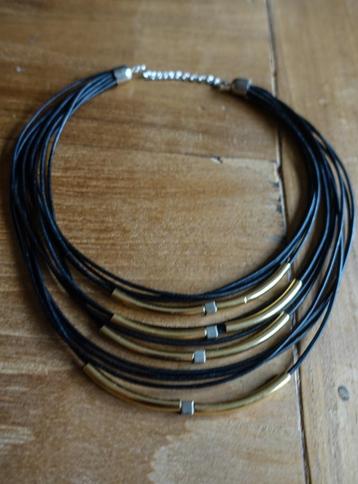 bijz zwarte hals ketting met goud- zilverkleurige buisjes beschikbaar voor biedingen