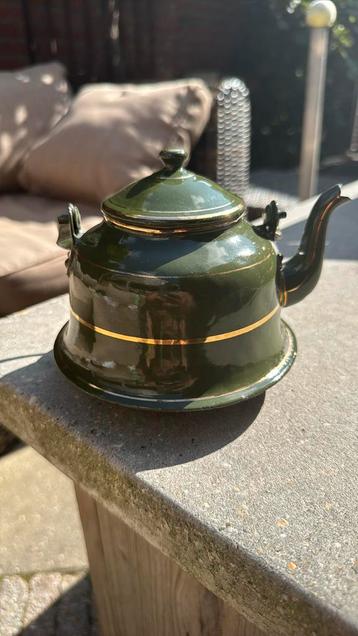 Antiek groen keteltje beschikbaar voor biedingen