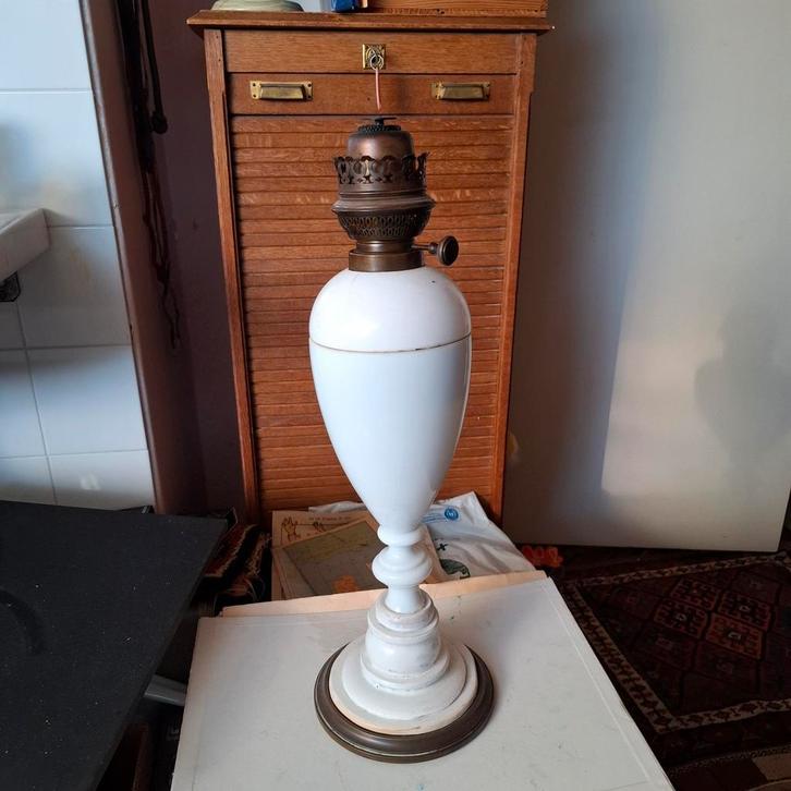 Antieke Petroleumlamp  Witglas met aangevulde onderdelen., Antiek en Kunst, Antiek | Lampen, Ophalen of Verzenden