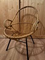 Rotan kuip stoel, metalen poten, vintage, boho stijl, Huis en Inrichting, Stoelen, Ophalen, Gebruikt, Bruin, Riet of Rotan