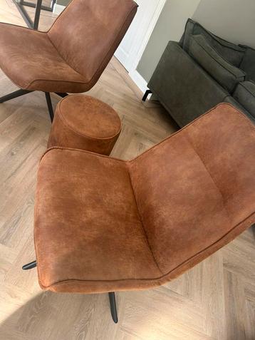 2 draaifauteuils / draai stoelen met poef van woood beschikbaar voor biedingen