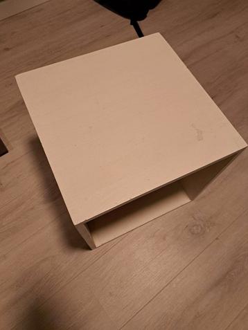 Houten Bijzettafel Vierkant beschikbaar voor biedingen
