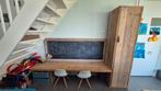 Steigerhout kinderbureau/kast met krijtbord en 2 stoeltjes., Ophalen, Zo goed als nieuw