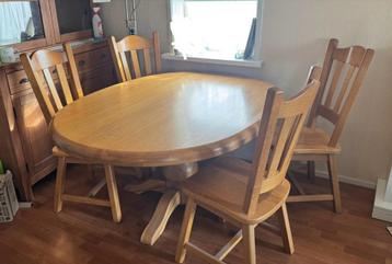 Ovale eiken eettafel met 4 stoelen beschikbaar voor biedingen