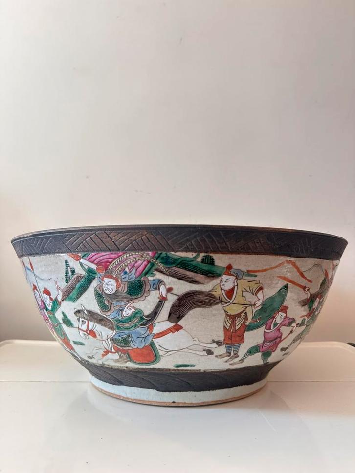 Chinees porseleinen schaal 1910-1930 met krijgerstafreel, Antiek en Kunst, Antiek | Schalen, Ophalen of Verzenden