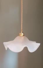 vintage Glazen frosted florale hanglamp, mat wit blauw glas, Vintage, mid century, 50 tot 75 cm, Ophalen of Verzenden, Glas