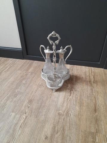 Verschillende accessoires en een lamp met kleur beschikbaar voor biedingen