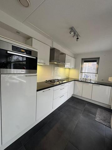 Nette Hoogglans Hoekkeuken + Miele Oven + GEDEMONTEERD beschikbaar voor biedingen