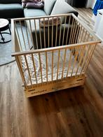 Houten witte box met lade op wieltjes., Kinderen en Baby's, Boxen, Ophalen, Gebruikt, Rechthoekig, In hoogte verstelbaar