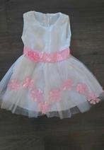 Te koop een hele mooi feestelijk wit jurkje met roze bloemen, Ophalen of Verzenden, Zo goed als nieuw, Onbekend, Meisje
