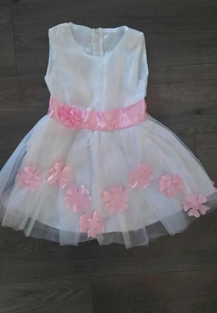 Te koop een hele mooi feestelijk wit jurkje met roze bloemen, Kinderen en Baby's, Kinderkleding | Overige, Zo goed als nieuw, Meisje