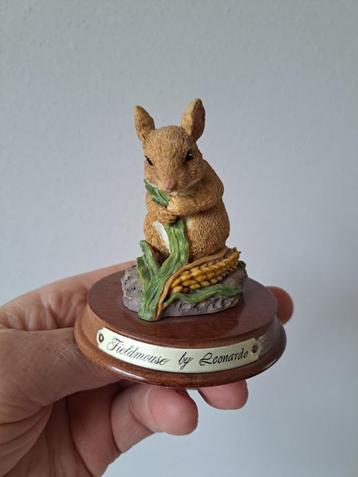 Veldmuis van kunsthars en houten plateau met mais D8xH9cm beschikbaar voor biedingen