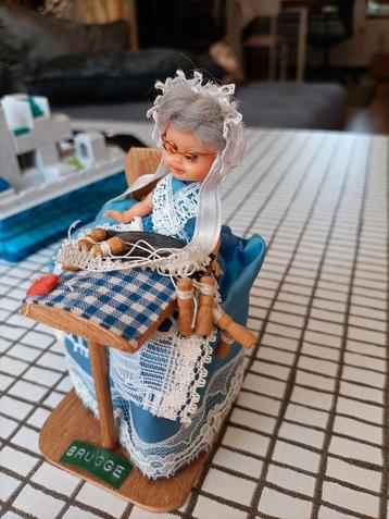 Vintage Brugge Kantklos Pop beschikbaar voor biedingen