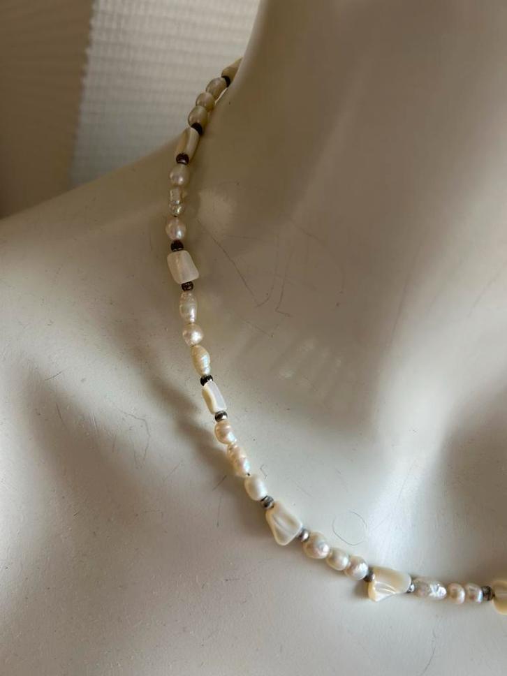 Parelsnoer met witte accenten, Sieraden, Tassen en Uiterlijk, Kettingen, Zo goed als nieuw, Overige materialen, Wit, Ophalen of Verzenden