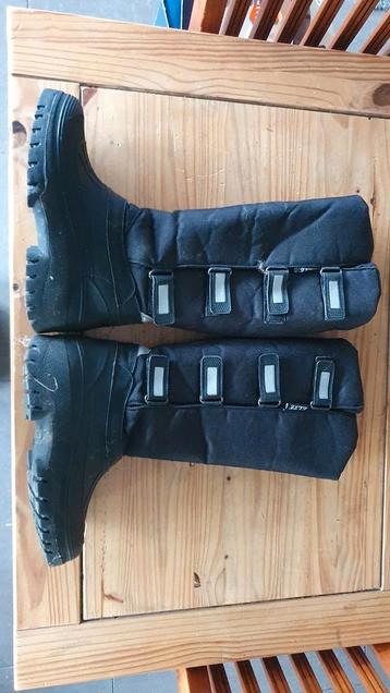 Winterboots tot de knie beschikbaar voor biedingen