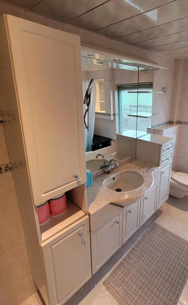 Badkamermeubel met wasbak en grote spiegel ,in prima staat, Huis en Inrichting, Badkamer | Badkamermeubels, 200 cm of meer, 150 tot 200 cm