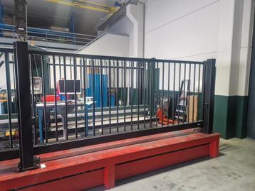 Spijlen  schuifpoort 4x1,5 gecoat incl motor in onderbalk beschikbaar voor biedingen