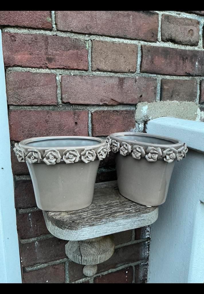 2 Taupe / grijs / bruine bloempotten met rand van rozen roos, Huis en Inrichting, Woonaccessoires | Overige, Zo goed als nieuw