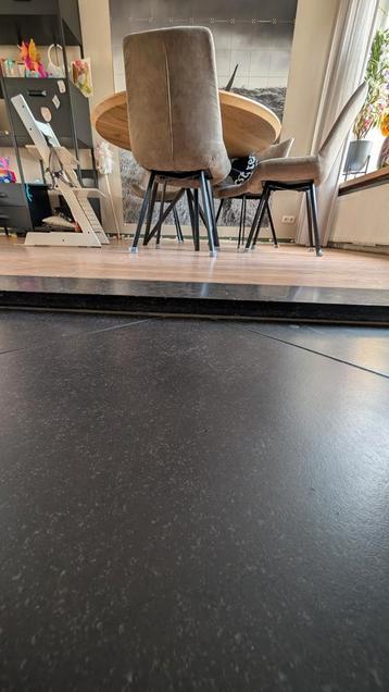 granieten dorpel beschikbaar voor biedingen