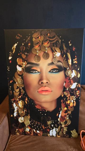 Canvas Print Vrouw met Gouden Versieringen beschikbaar voor biedingen