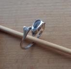zilveren dolfijn ring met zwart inleg [904], Verzenden, Zo goed als nieuw, 17 tot 18, Dame
