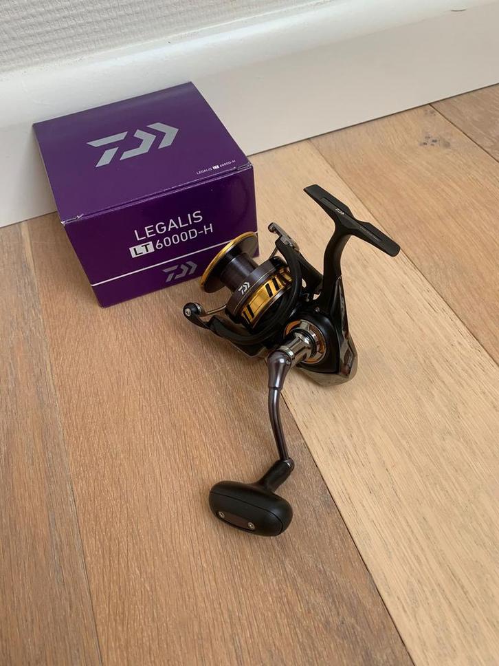 Nieuwe Daiwa Legalis LT 6000D-H molen, 5 lagers, Watersport en Boten, Hengelsport | Roofvissen, Nieuw, Molen, Ophalen of Verzenden