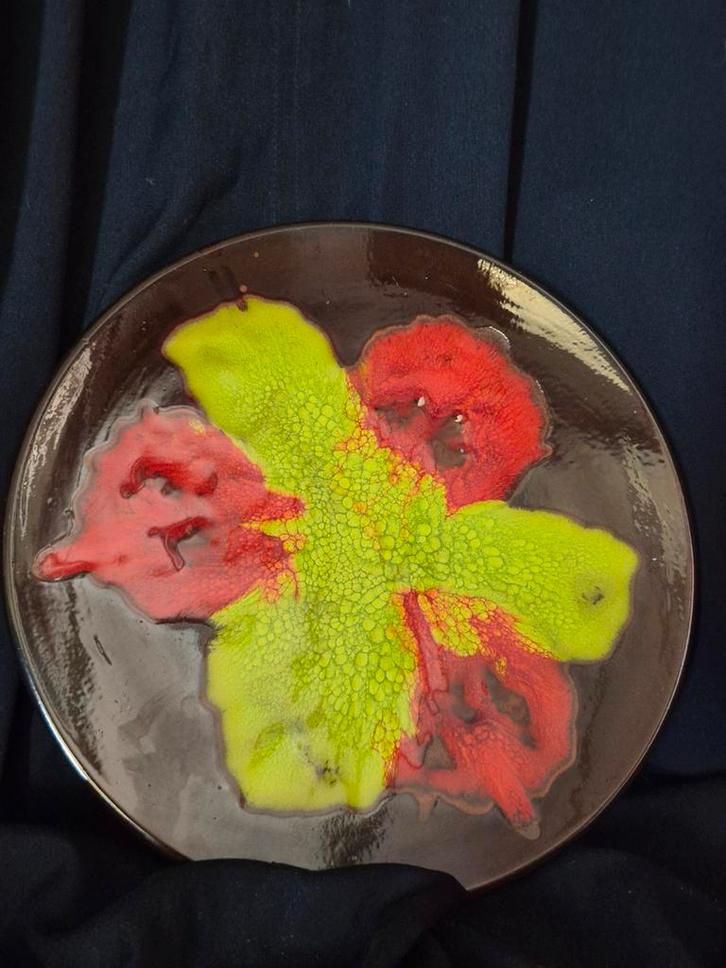 Grote fat lava schaal. Bruin met fellere kleuren. 30cm, Antiek en Kunst, Antiek | Keramiek en Aardewerk, Ophalen of Verzenden