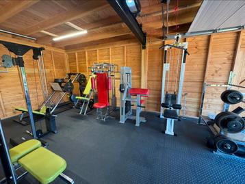 Complete professionele sportschoolinrichting kracht&cardio beschikbaar voor biedingen