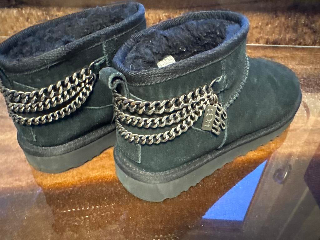 Zgan Zwarte UGG mini chains Dames Maat 39 wol, Kleding | Dames, Schoenen, Ophalen of Verzenden, Zo goed als nieuw, Zwart, Lage of Enkellaarzen