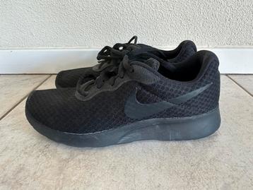 Nike sneakers  US 6.5 euro 37.5 cm 23.5  zwart stretch beschikbaar voor biedingen