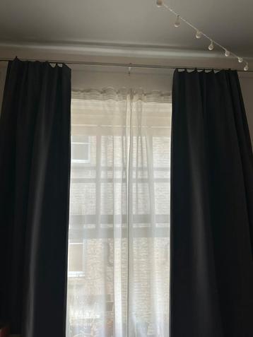 Grijze verduisterende gordijnen beschikbaar voor biedingen