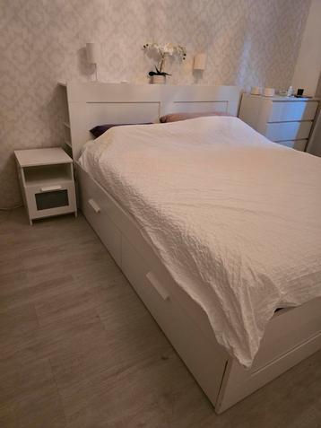Ikea Brimnes bed met achterwand en nachtkastje