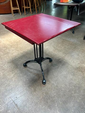 Tafel, bistro, bijzettafel rood met zwarte pootjes beschikbaar voor biedingen