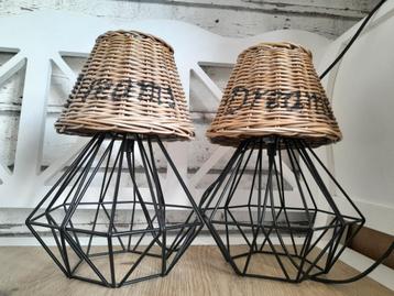 2 industriële lampjes met rattan dreams kapjes beschikbaar voor biedingen