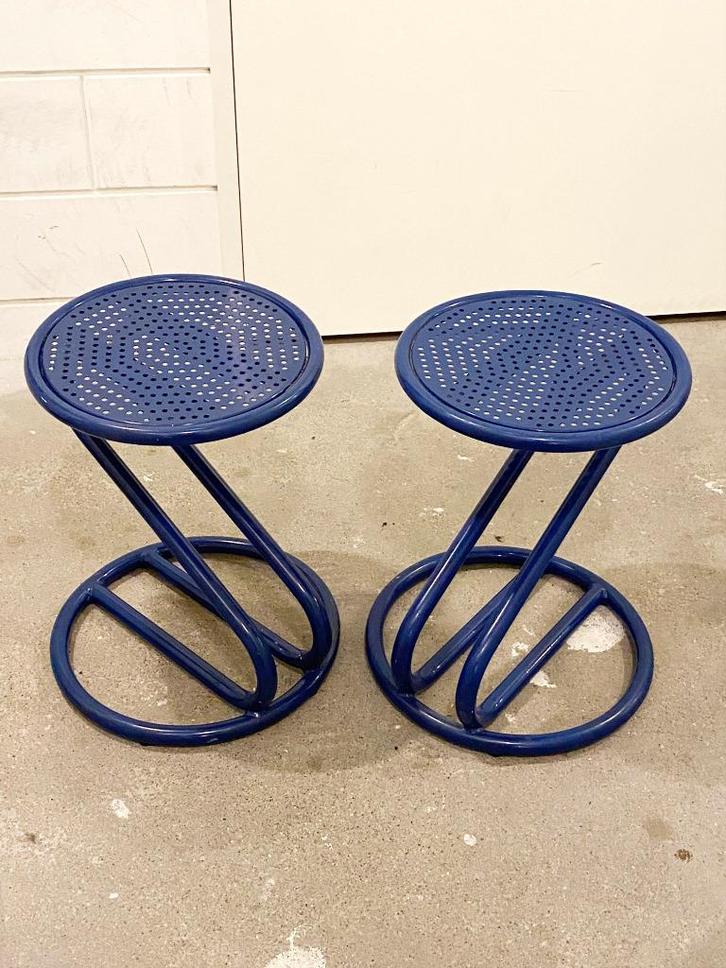 Twee vintage blauwe Metalmobil Arredo metalen krukken, Huis en Inrichting, Krukjes, Zo goed als nieuw, IJzer, Ophalen