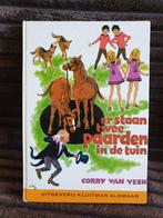 Boek Er staan twee paarden in de tuin, Boeken, Gelezen, Ophalen of Verzenden, Corry van Veen, Fictie algemeen