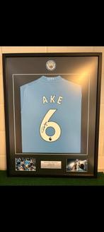 Gesigneerd en ingelijst Man City voetbalshirt van Nathan Ake, Ophalen of Verzenden, Zo goed als nieuw, Buitenlandse clubs, Shirt