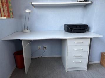 Bureau met 4 laden. 120 cm breed, 60 cm diep en 68 cm hoog. beschikbaar voor biedingen