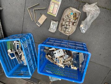 Partij Hang- en Sluitwerk beschikbaar voor biedingen