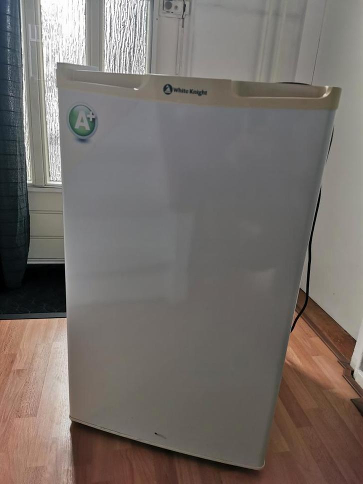 Koelkast - met vriezer, Witgoed en Apparatuur, Koelkasten en IJskasten, Zo goed als nieuw, Zonder vriesvak, 100 tot 150 liter