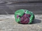 Gave ruwe robijn in zoisiet 205 gram, Verzamelen, Mineralen en Fossielen, Ophalen of Verzenden, Mineraal
