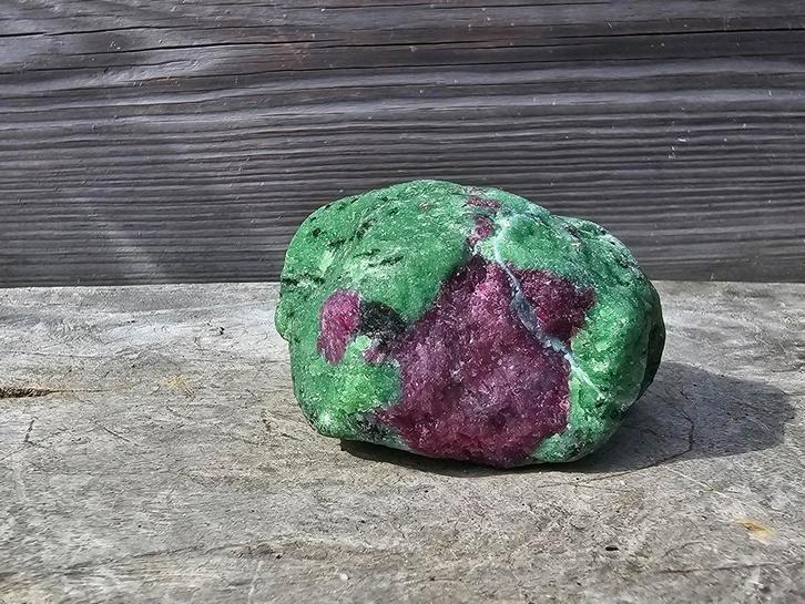 Gave ruwe robijn in zoisiet 205 gram, Verzamelen, Mineralen en Fossielen, Mineraal, Ophalen of Verzenden