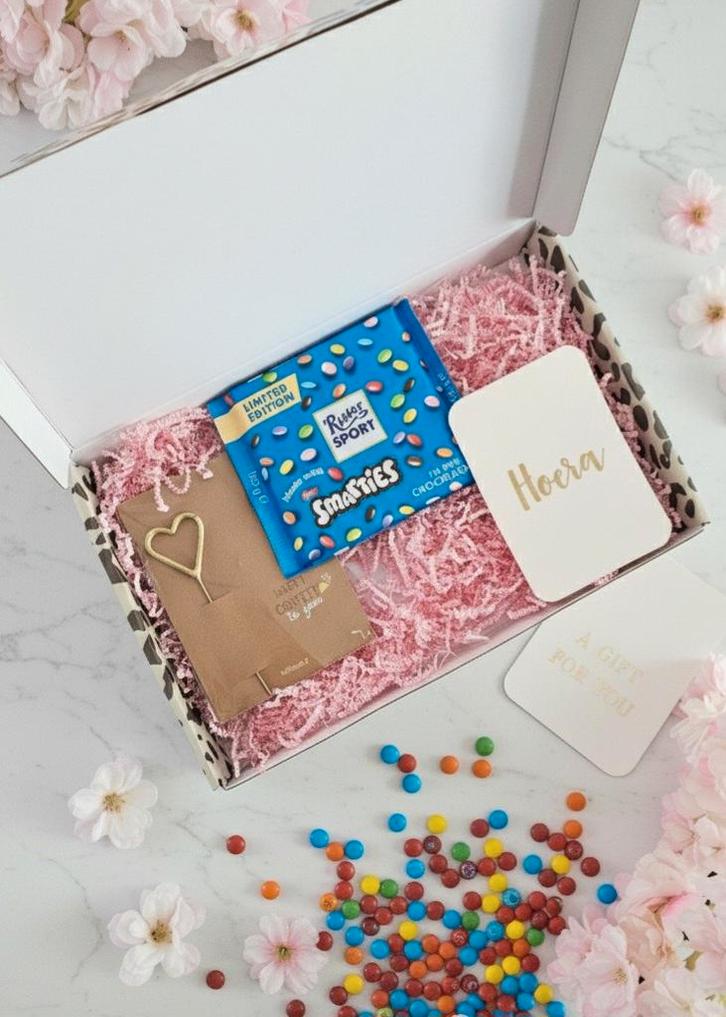 Brievenbuscadeau happy confetti chocolade verjaardag kind, Hobby en Vrije tijd, Feestartikelen, Nieuw, Ophalen of Verzenden