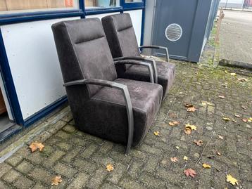 2 donkere fauteuils beschikbaar voor biedingen